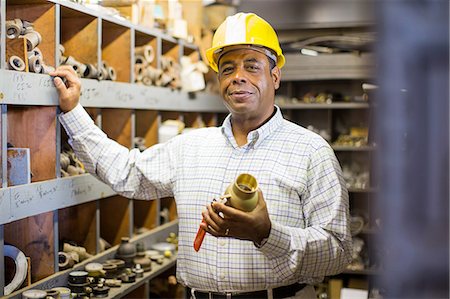 Portrait of man in plumbing stockroom holding products Foto de stock - Sin royalties Premium, Código: 614-06897344