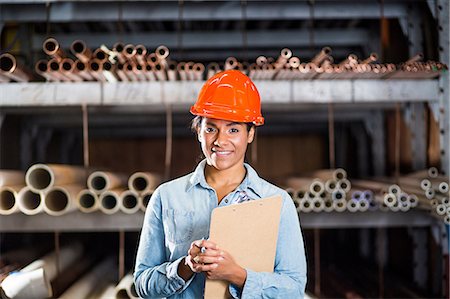 Portrait of woman in warehouse with clipboard Photographie de stock - Premium Libres de Droits, Code: 614-06897366