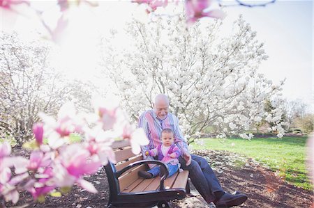 petit-enfant - Grandfather and grandchild on park bench Photographie de stock - Premium Libres de Droits, Code: 614-06897406
