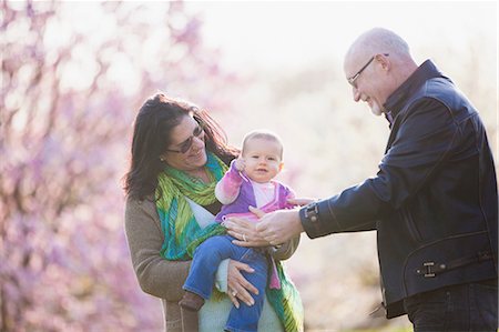 enkelin - Grandparents and granddaughter in garden Stockbilder - Premium RF Lizenzfrei, Bildnummer: 614-06897409