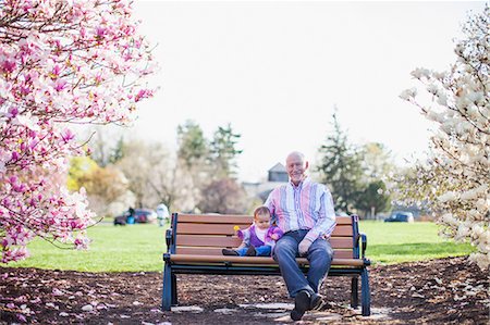 petit-enfant - Grandfather and granddaughter sitting on park bench Photographie de stock - Premium Libres de Droits, Code: 614-06897402