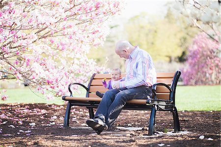 Grandfather and granddaughter together on park bench Foto de stock - Sin royalties Premium, Código: 614-06897403