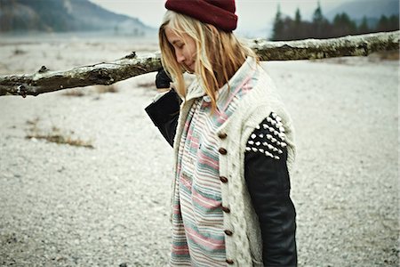 Woman holding log Photographie de stock - Premium Libres de Droits, Code: 614-06897523