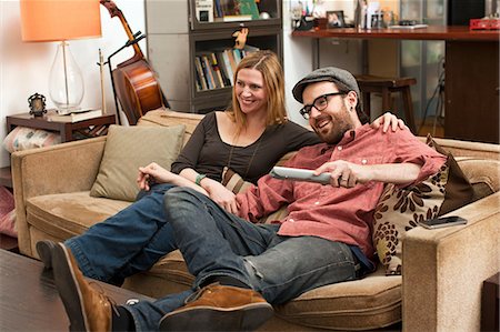 Couple sitting on sofa watching television Foto de stock - Sin royalties Premium, Código: 614-06897568