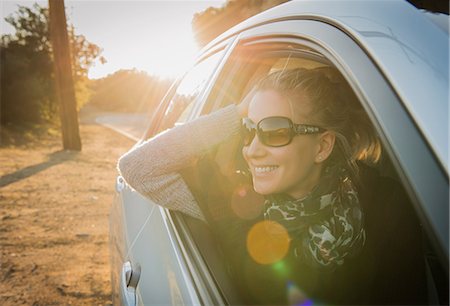 Woman looking out of car window Foto de stock - Sin royalties Premium, Código: 614-06897586