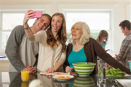 family with teens and grandparents - Grandchildren with grandmother photographing themselves Photographie de stock - Premium Libres de Droits, Code: 614-06897656