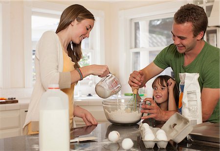 recipiente (para mezclas) - Young girl baking with older brother and sister Foto de stock - Sin royalties Premium, Código: 614-06897664