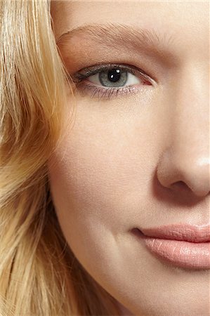 simsearch:614-06897685,k - Close-up portrait of blonde woman looking at camera Photographie de stock - Premium Libres de Droits, Code: 614-06897686