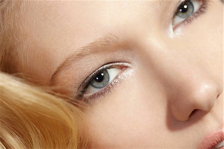 Close-up portrait of blonde woman looking at camera Photographie de stock - Premium Libres de Droits, Code: 614-06897687