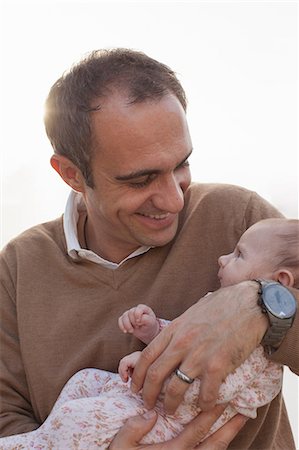 dependence - Father holding newborn baby daughter Foto de stock - Sin royalties Premium, Código: 614-06897696