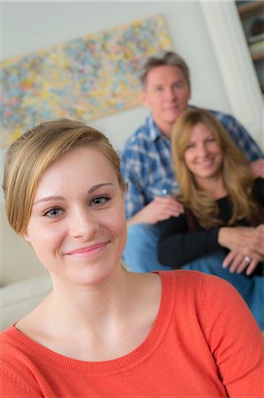 Portrait of teenage girl with parents in background Foto de stock - Sin royalties Premium, Código: 614-06897816