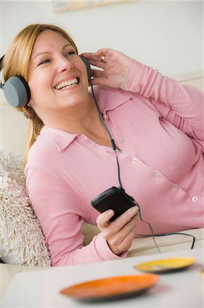 simsearch:614-07146178,k - Mature woman wearing headphones, smiling Foto de stock - Sin royalties Premium, Código: 614-06897827