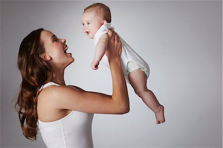 play with baby - Mother lifting baby daughter Photographie de stock - Premium Libres de Droits, Code: 614-06897883