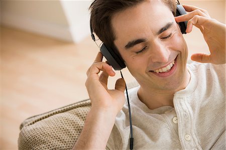 Mid adult man wearing headphones Fotografie stock - Premium Royalty-Free, Codice: 614-06897890