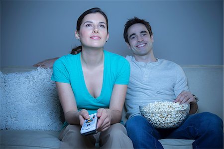 Couple watching television with popcorn Photographie de stock - Premium Libres de Droits, Code: 614-06897902