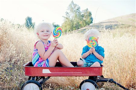 farm kid - Brother and sister sitting in cart with lollipops Foto de stock - Sin royalties Premium, Código: 614-06898028