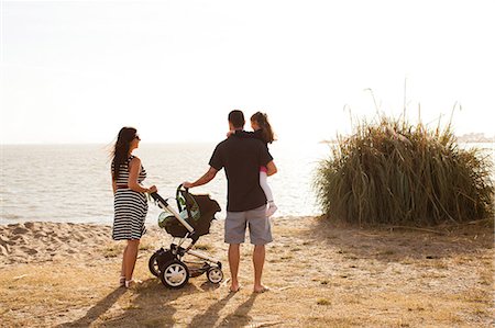 san francisco - Family standing on beach looking at sea Photographie de stock - Premium Libres de Droits, Code: 614-06898048