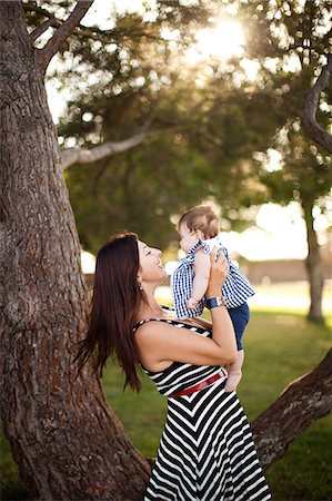 simsearch:614-06897874,k - Portrait of mother holding baby daughter Photographie de stock - Premium Libres de Droits, Code: 614-06898060