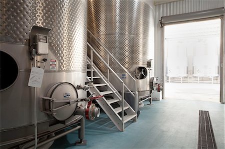 Metal vats in vineyard Photographie de stock - Premium Libres de Droits, Code: 614-06898071