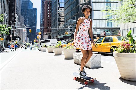 Woman skateboarding Foto de stock - Sin royalties Premium, Código: 614-06898143