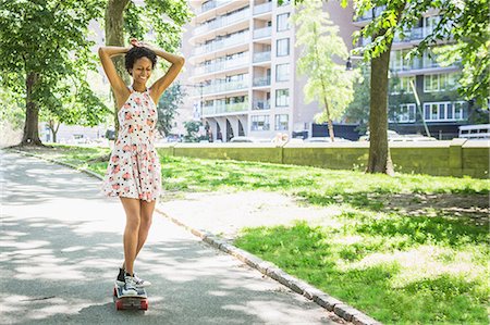 Woman skateboarding Foto de stock - Sin royalties Premium, Código: 614-06898154