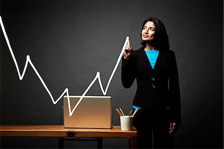 Woman drawing line graph Foto de stock - Sin royalties Premium, Código: 614-06898203