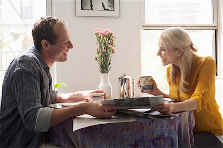 Couple reading papers together Foto de stock - Sin royalties Premium, Código: 614-06898253