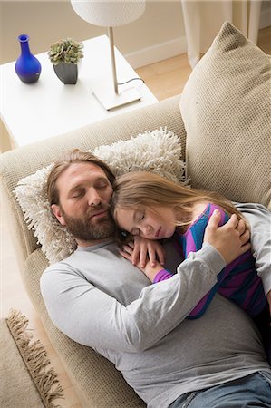 father hugging girls - Father and daughter sleeping on couch Foto de stock - Sin royalties Premium, Código: 614-06898282