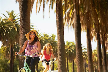 Women on bicycle laughing Photographie de stock - Premium Libres de Droits, Code: 614-06898326