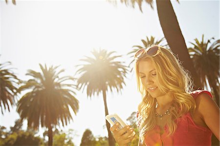 summer and phone and fun - Woman reading text message Stock Photo - Premium Royalty-Free, Code: 614-06898330