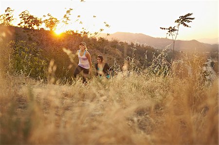 sera - People walking up hillside path Photographie de stock - Premium Libres de Droits, Code: 614-06898376