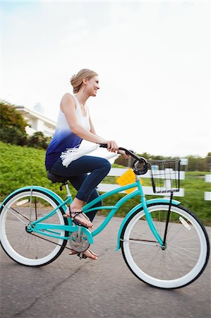 Woman riding bicycle Foto de stock - Sin royalties Premium, Código: 614-06898394