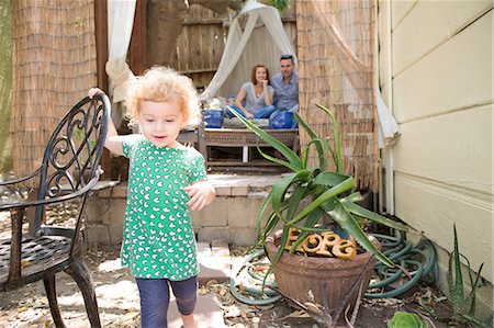 redhead baby girl - Child walking away from parents Foto de stock - Sin royalties Premium, Código: 614-06898415