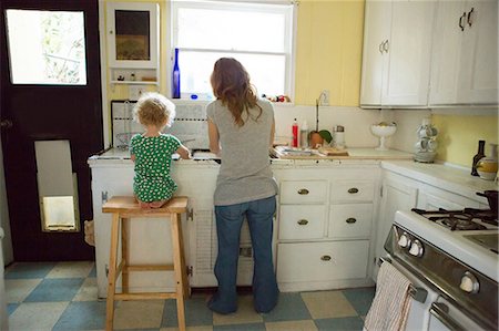 redhead baby girl - Mother and child at kitchen sink Foto de stock - Sin royalties Premium, Código: 614-06898426