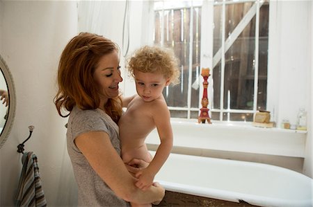 redhead baby girl - Mother preparing child for bath Foto de stock - Sin royalties Premium, Código: 614-06898422