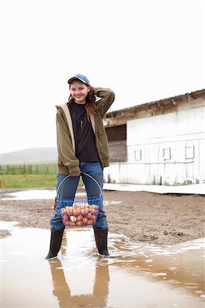 Girl carrying basket of eggs Photographie de stock - Premium Libres de Droits, Code: 614-06898457