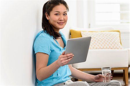 pillow wall - Woman holding up digital tablet Photographie de stock - Premium Libres de Droits, Code: 614-06898488