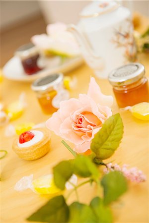 simsearch:614-06898550,k - Rose on table with teatime treats and sweets Stockbilder - Premium RF Lizenzfrei, Bildnummer: 614-06898551