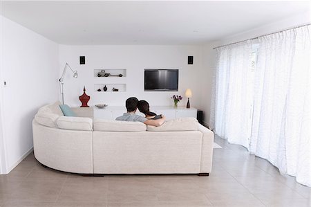 sala blanca - Husband and wife relaxing on corner sofa in living room Foto de stock - Sin royalties Premium, Código: 614-06898603