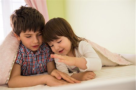 simsearch:640-06963761,k - Brother and sister playing game in bed Stock Photo - Premium Royalty-Free, Code: 614-06974056