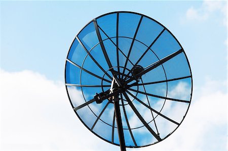 Satellite dish against cloudy sky Foto de stock - Sin royalties Premium, Código: 614-06974105