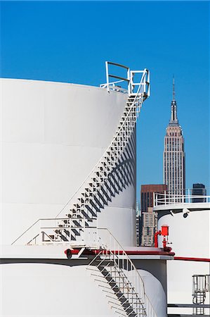 Storage tanks of oil refinery with Empire State building in background, New York, USA Photographie de stock - Premium Libres de Droits, Code: 614-06974153