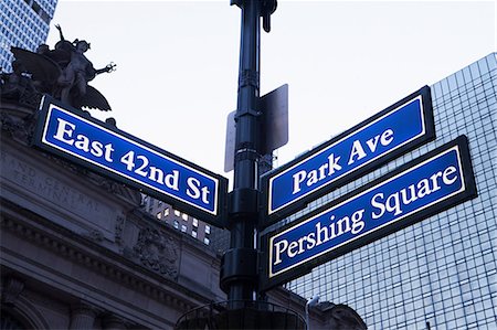 simsearch:614-06813393,k - East 42nd St and Park Ave street signs, New York City, USA Fotografie stock - Premium Royalty-Free, Codice: 614-06974185