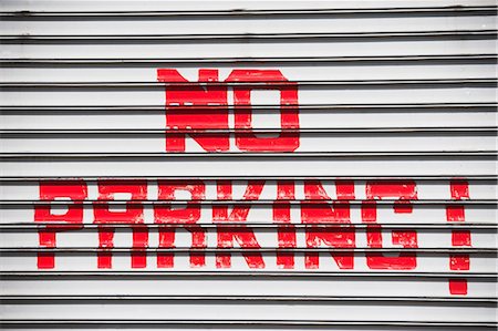 simsearch:614-06974242,k - Red hand painted no parking sign Photographie de stock - Premium Libres de Droits, Code: 614-06974225