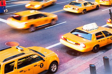 Angular view of yellow cabs on the go  New York City, USA Photographie de stock - Premium Libres de Droits, Code: 614-06974234