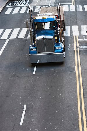 Blue truck driving on city street Foto de stock - Sin royalties Premium, Código: 614-06974263