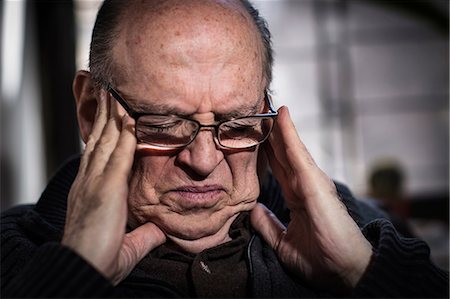 fraco - Senior man with eyes closed, wearing glasses, looking stressed Foto de stock - Royalty Free Premium, Número: 614-06974296