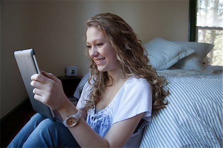 simsearch:614-06974313,k - Teenager on bed, reading digital tablet Foto de stock - Sin royalties Premium, Código: 614-06974309