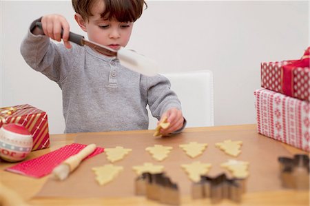 espátula - Boy baking Christmas biscuits, holding spatula Foto de stock - Sin royalties Premium, Código: 614-06974300
