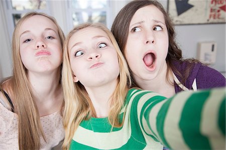 pre teen girl 12 13 - Teenagers pulling funny faces Photographie de stock - Premium Libres de Droits, Code: 614-06974331